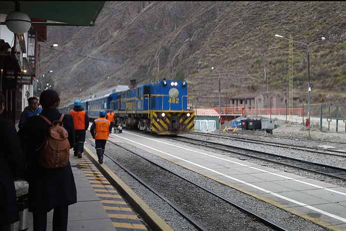 La estación de trenes que conecta a Cusco con Machupicchu está en Ollantaytambo.